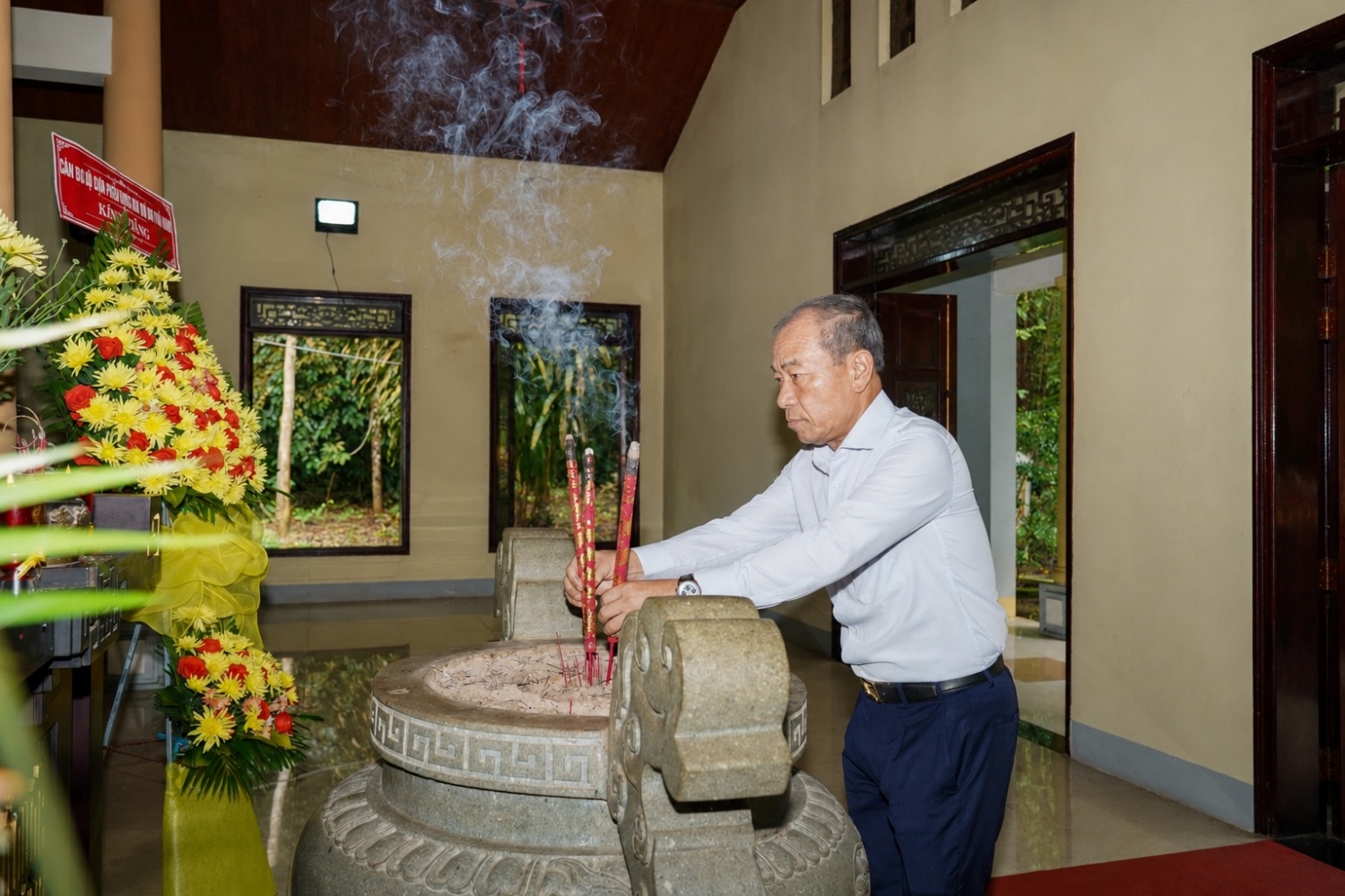 Đồng chí Phạm Quang Dũng thực hiện nghi lễ dâng hương.