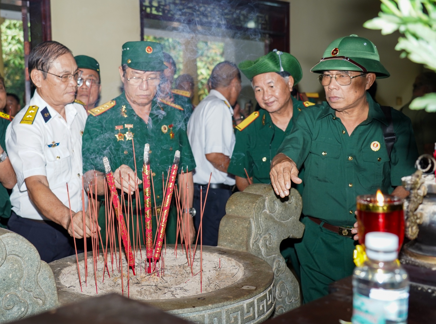 Các hội viên dâng hương tưởng niệm các anh hùng liệt sĩ đã hy sinh vì sự nghiệp giải phóng dân tộc, thống nhất đất nước.