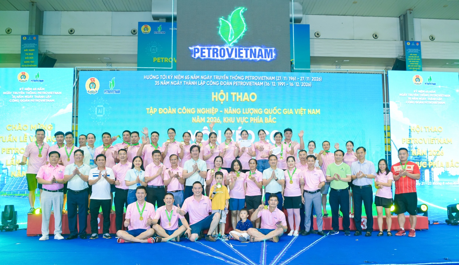 Trao giải môn kéo co.