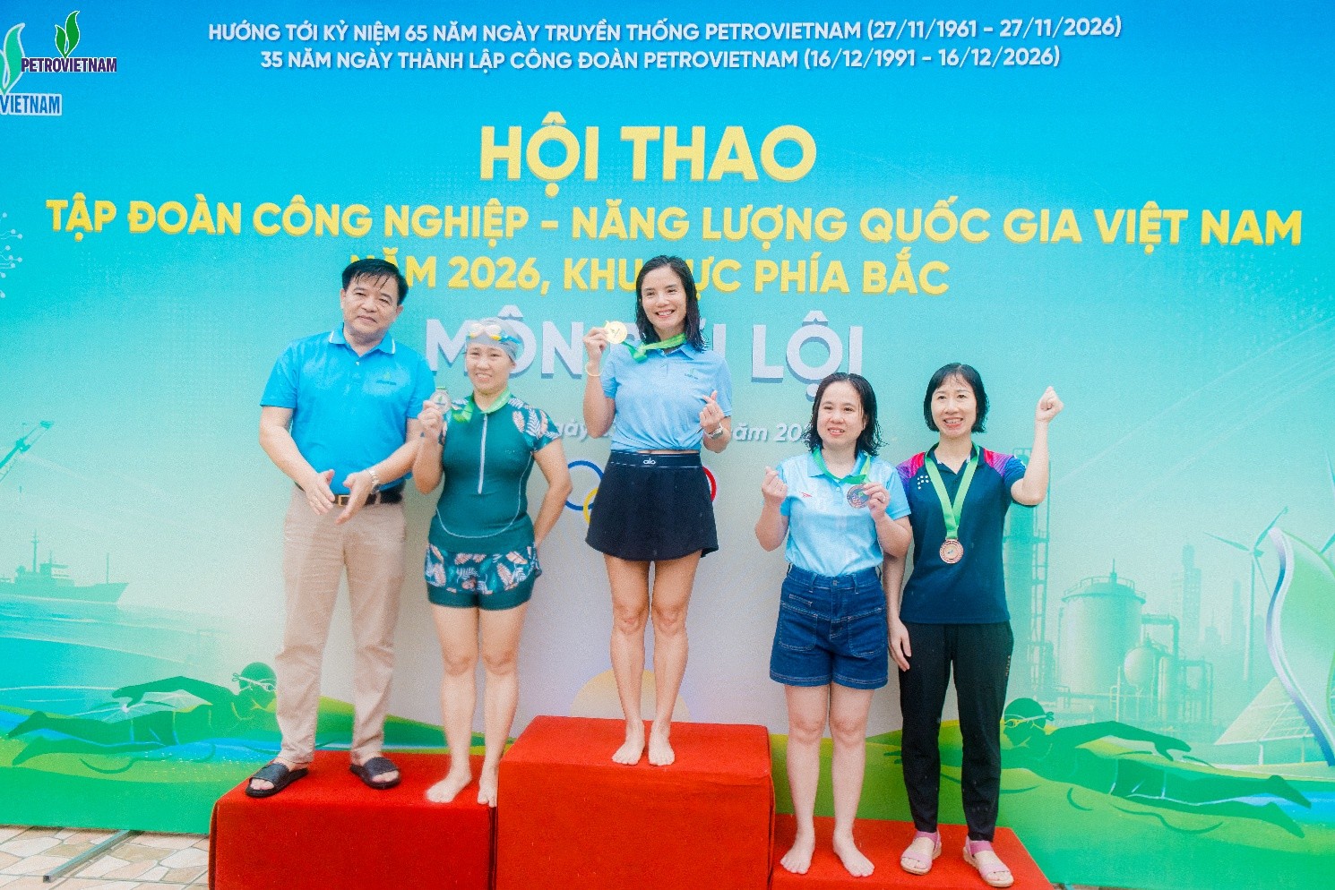 VĐV Trịnh Thị Thu Hà nhận Huy chương Đồng nội dung 50m nữ lứa tuổi 41–50.