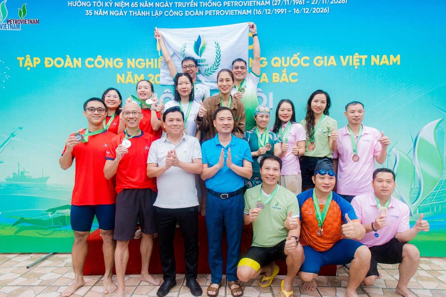 Các VĐV đội tiếp sức nam – nữ Bộ máy QL&ĐH nhận Huy chương Đồng.