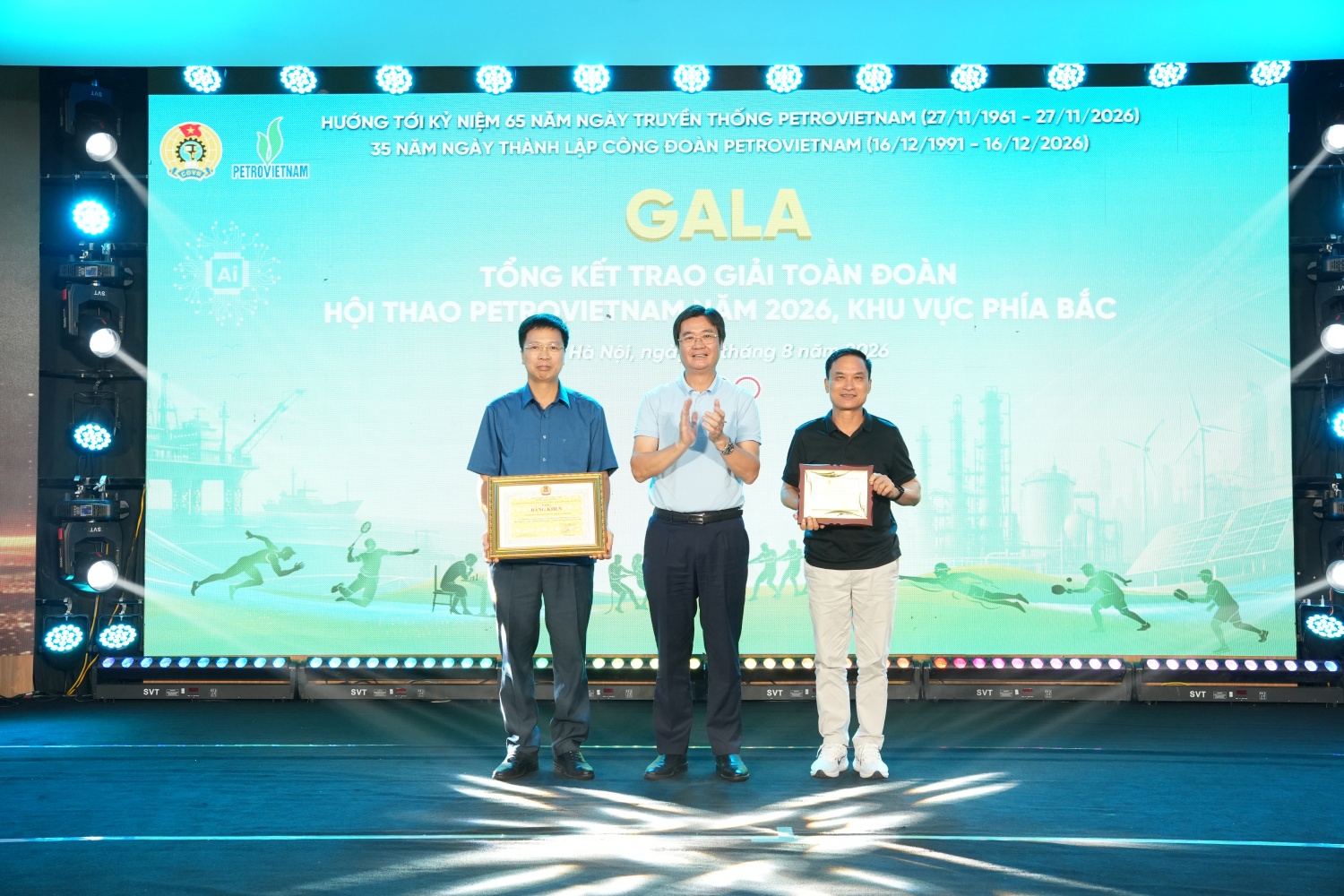 Đồng chí Nguyễn Mạnh Kha, Chủ tịch Công đoàn PETROVIETNAM trao bằng khen cho Công đoàn NSRP và PVcomBank vì đã có những thành tích xuất sắc tại Hội thao PETROVIETNAM 2026.