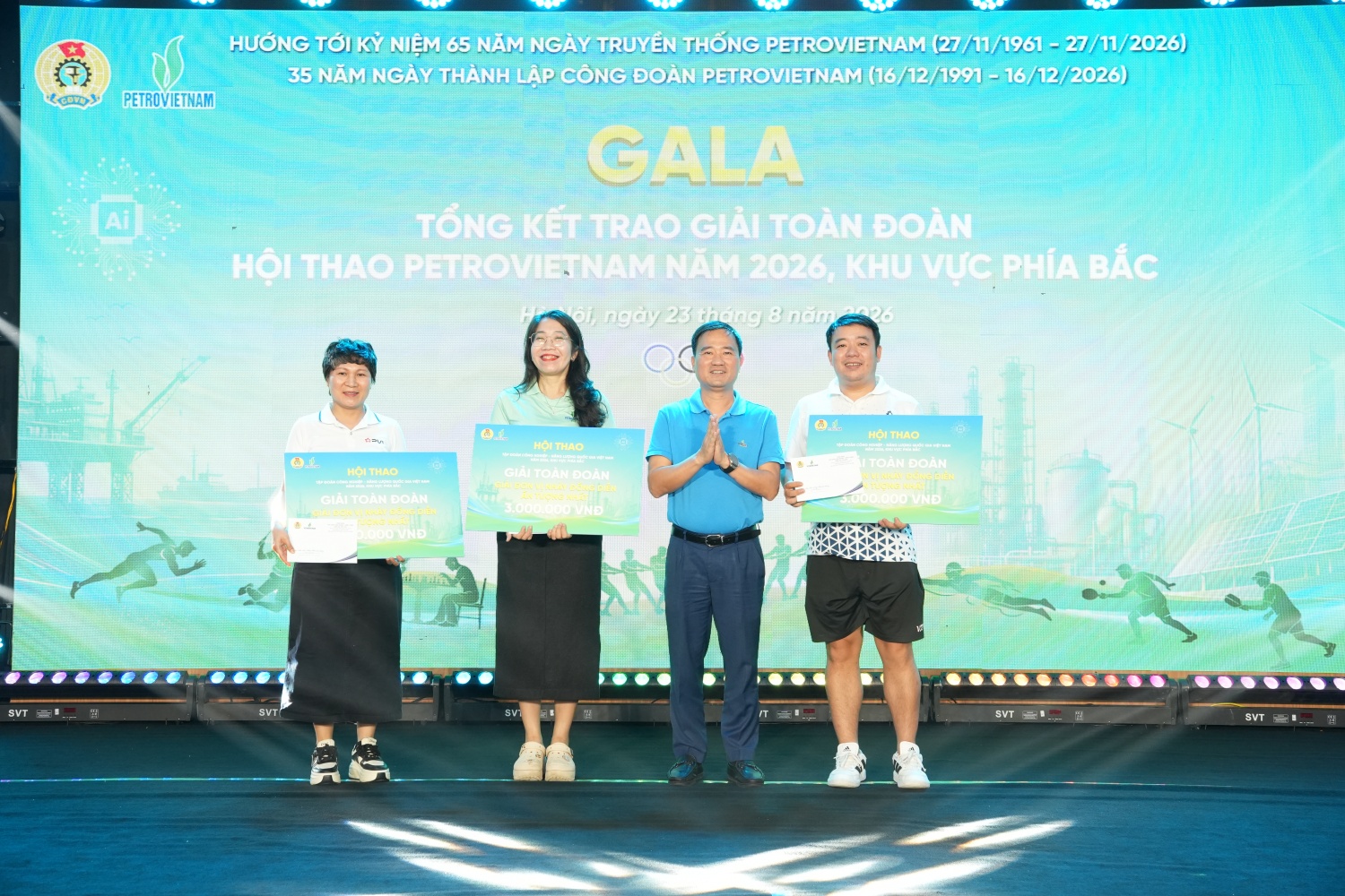 Phó Chủ tịch Công đoàn PETROVIETNAM Vũ Anh Tuấn trao các giải phụ cho đại diện các đơn vị