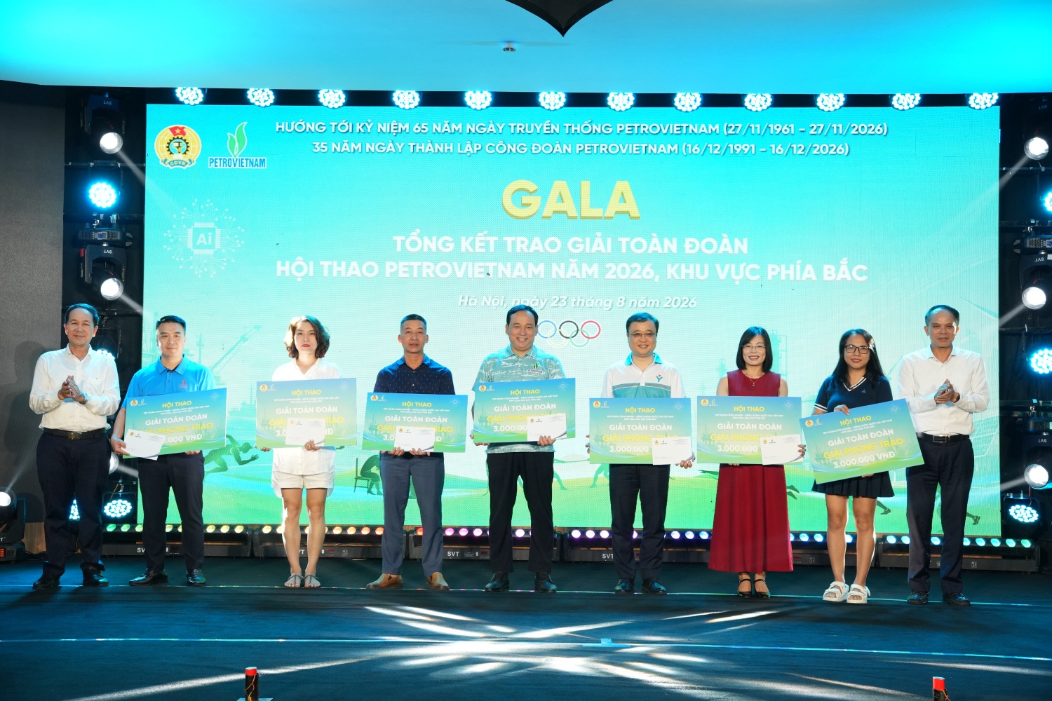 Công đoàn PETROVIETNAM trao giải phong trào cho đại diện các đơn vị tham gia Hội thao