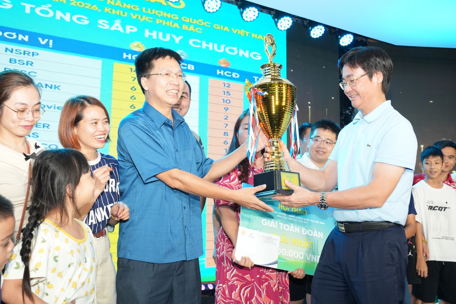 Đồng chí Nguyễn Mạnh Kha trao giải Vô địch toàn đoàn Hội thao PETROVIETNAM 2026 khu vực phía Bắc cho Công đoàn NSRP.