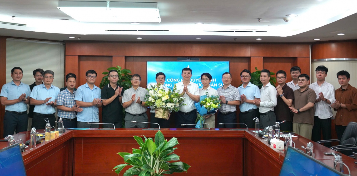 Lãnh đạo VPI chúc mừng tập thể Ban Công nghệ số.