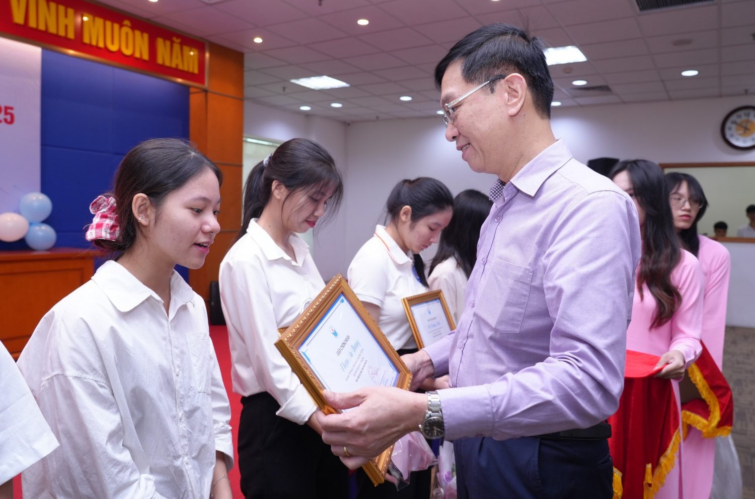 Đồng chí Trần Quang Dũng - Phó Bí thư Thường trực Đảng ủy PETROVIETNAM trao học bổng cho tân sinh viên.