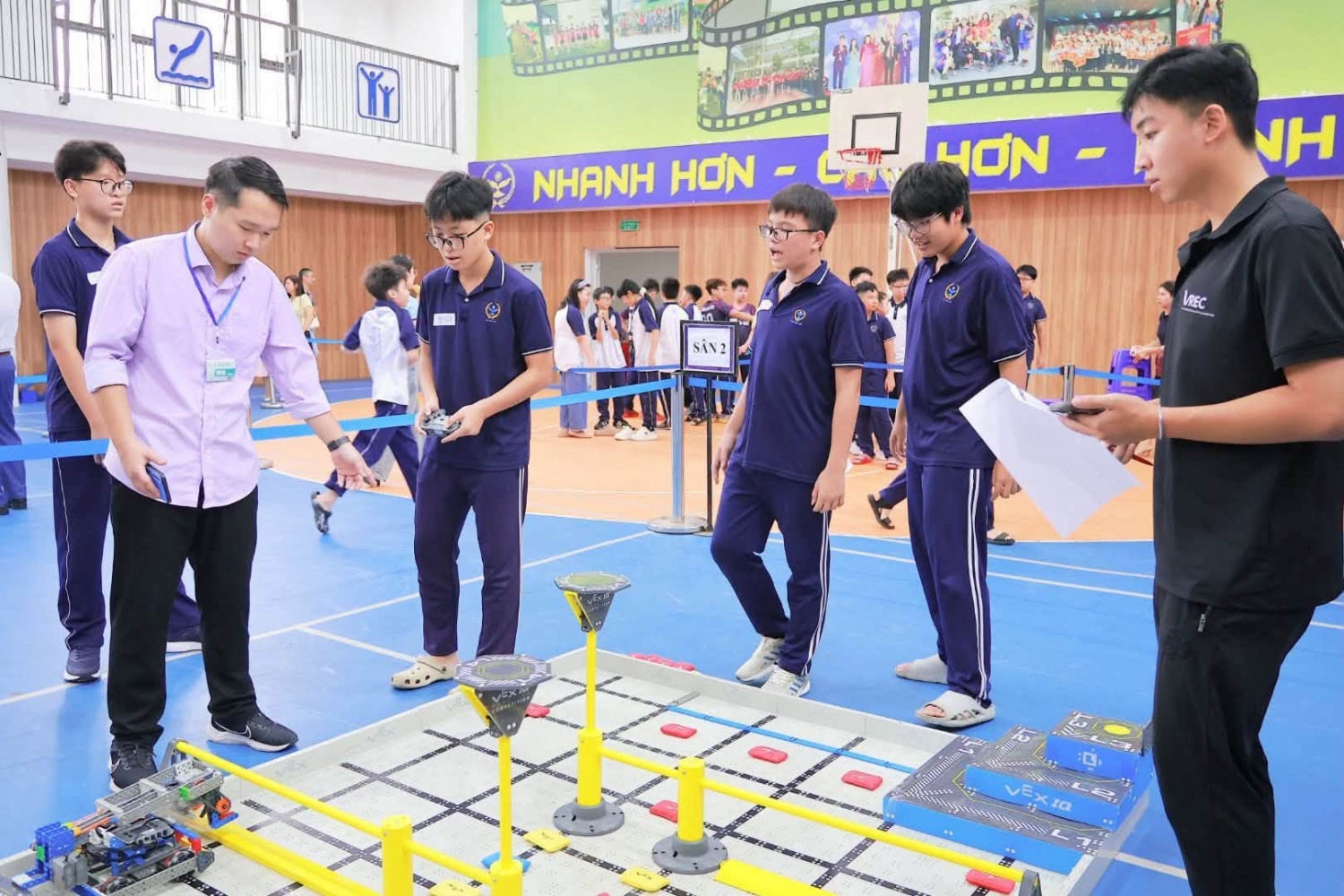 Học sinh được trải nghiệm các quy trình của một cuộc thi Robotics: thiết kế, lắp ráp, chuẩn bị robot, kiểm tra kỹ thuật, lập trình...