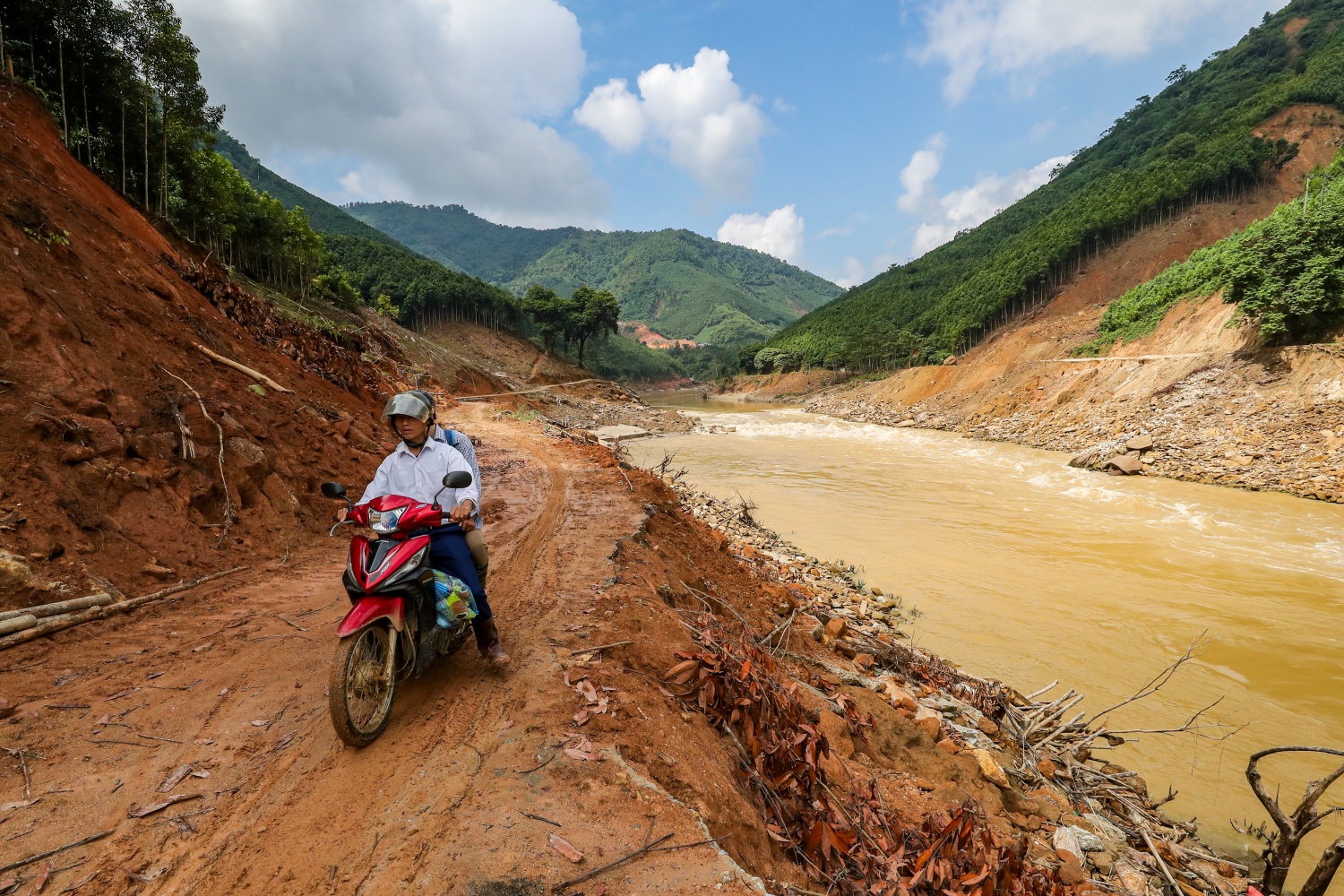 Đường vào thôn Kho Vàng (cũ) sau vụ sạt lở do bão Yagi tháng 9/2024.