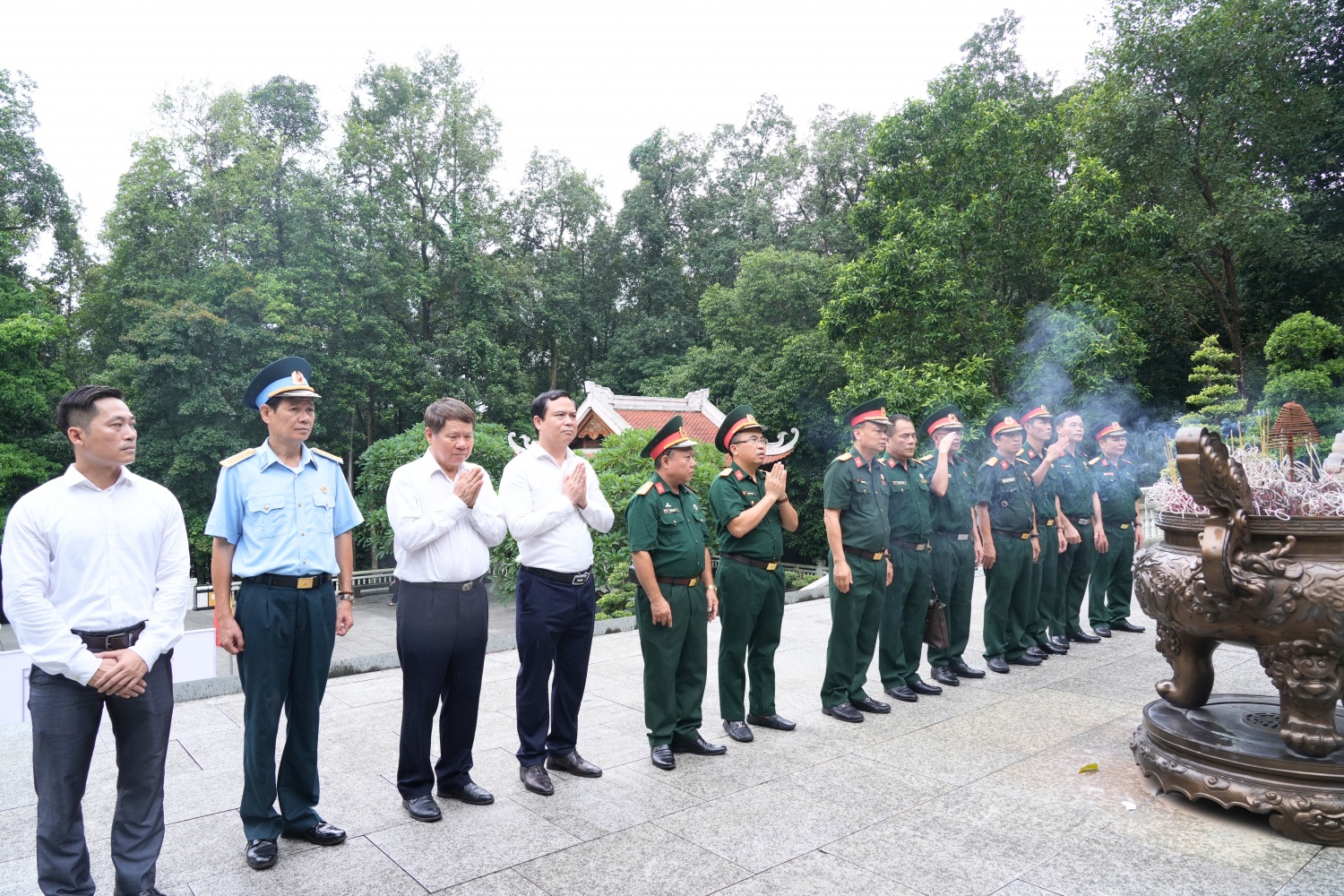 Đoàn đại biểu dâng hương tưởng niệm Chủ tịch Hồ Chí Minh