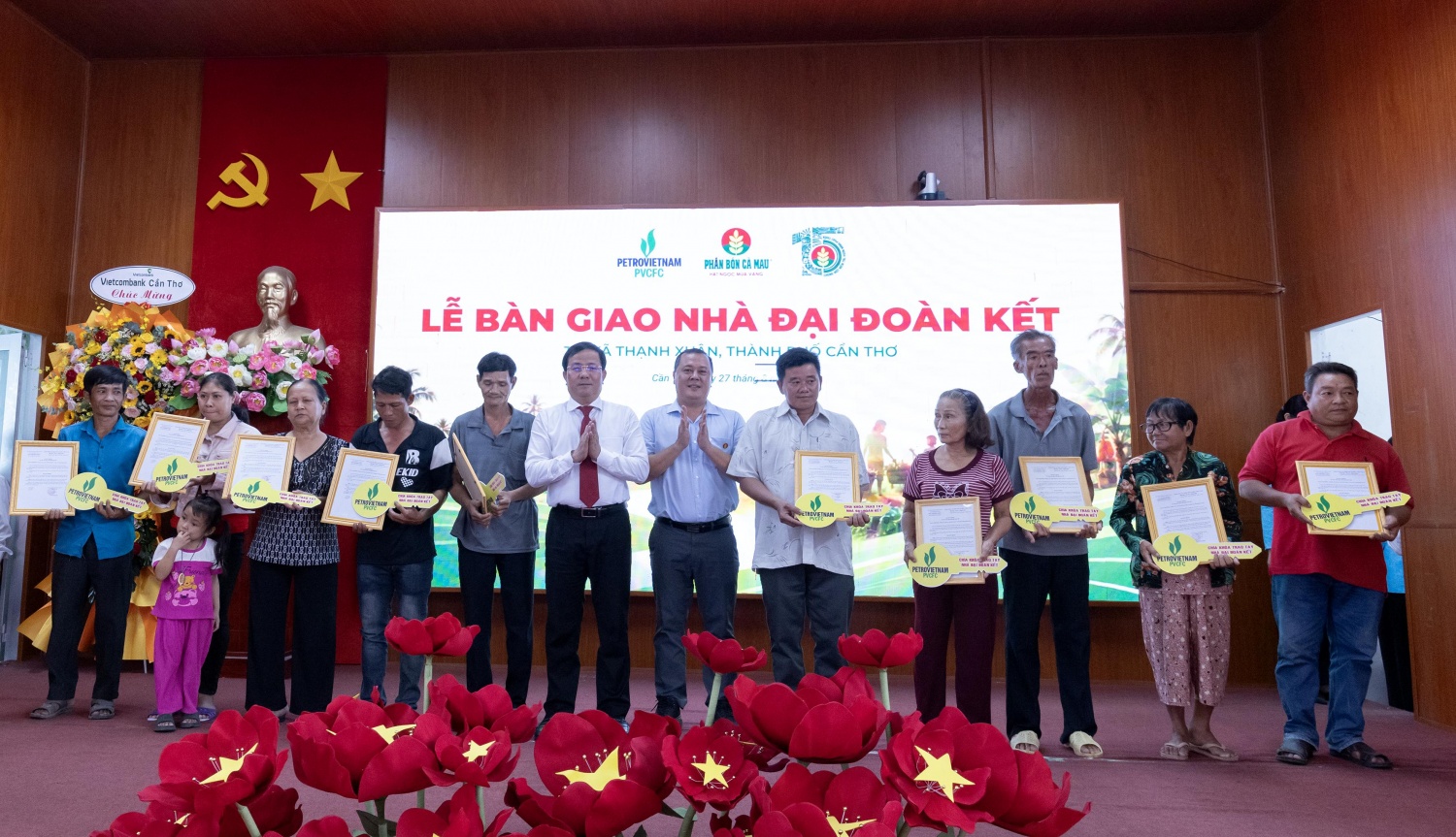 Lãnh đạo thành phố Cần Thơ và đại diện Phân Bón Cà Mau trao quyết định bàn giao cùng chìa khóa tượng trưng cho các hộ dân được nhận Nhà Đại đoàn kết.