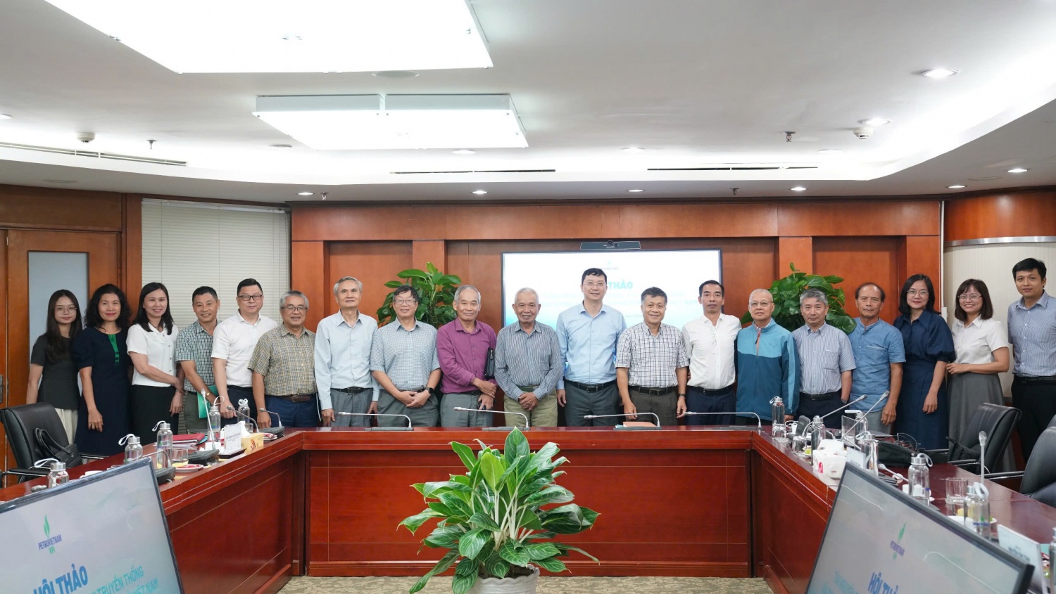 Các chuyên gia, nhà khoa học tham dự hội thảo.