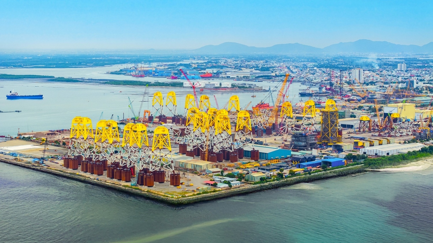 PETROVIETNAM đang dẫn dắt xu thế chuyển dịch năng lượng, đầu tư mạnh vào năng lượng xanh.