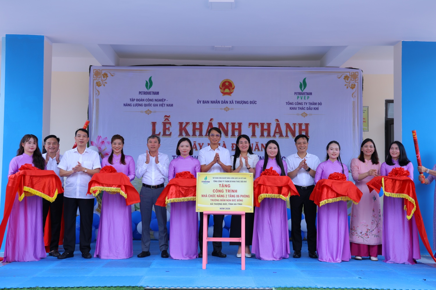 Bà Nguyễn Thị Việt Hà - Phó Chủ tịch HĐND tỉnh Hà Tĩnh, ông Trần Hồng Nam - Thành viên HĐTV PETROVIETNAM cùng các đại biểu thực hiện nghi lễ cắt băng khánh thành công trình