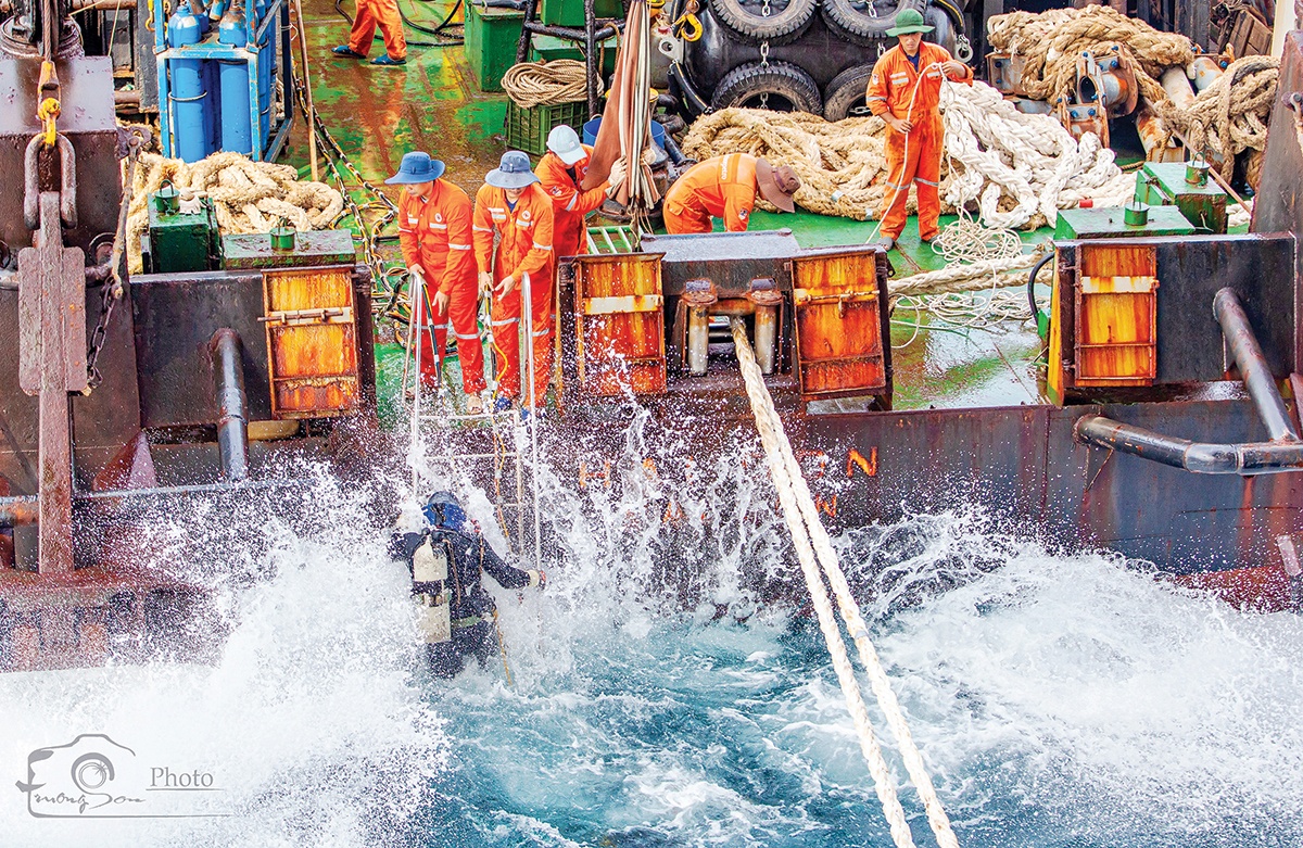 Người lao động Vietsovpetro làm việc trên giàn khoan (ảnh: Trường Sơn).