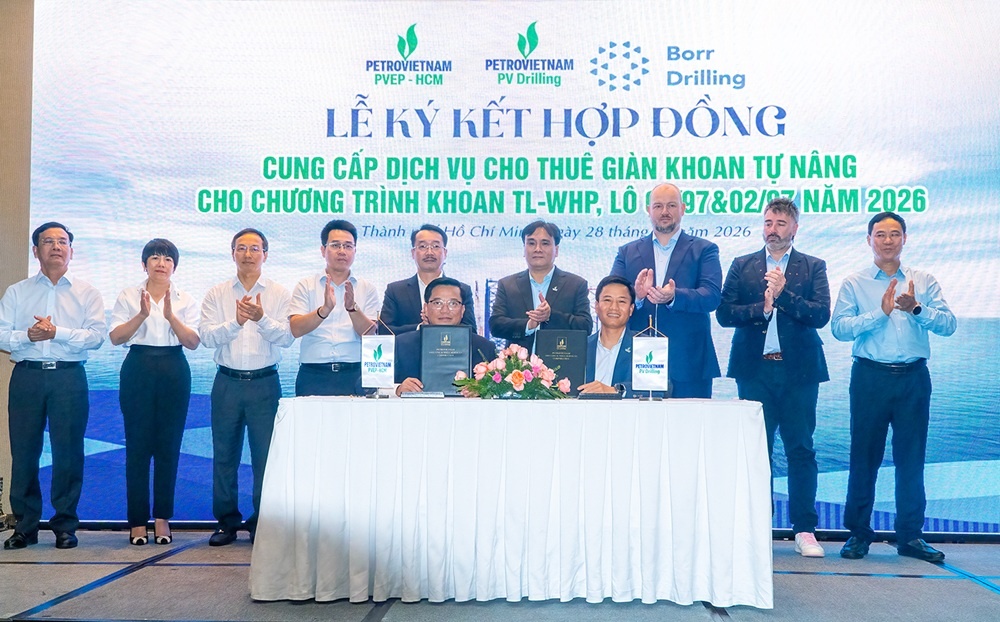 Giám đốc Chi nhánh PVEP-HCM Vũ Việt Hưng và Phó Tổng Giám đốc PV Drilling Nguyễn Đình Dương thực hiện lễ ký hợp đồng trước sự chứng kiến của lãnh đạo các bên.