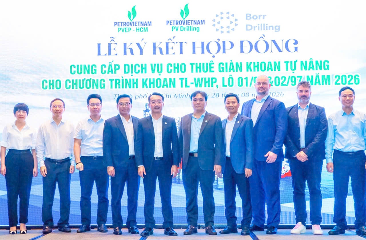 Đại diện các bên: PVEP, Chi nhánh PVEP-HCM, PV Drilling và Borr Drilling tại lễ ký hợp đồng, ngày 28/8.