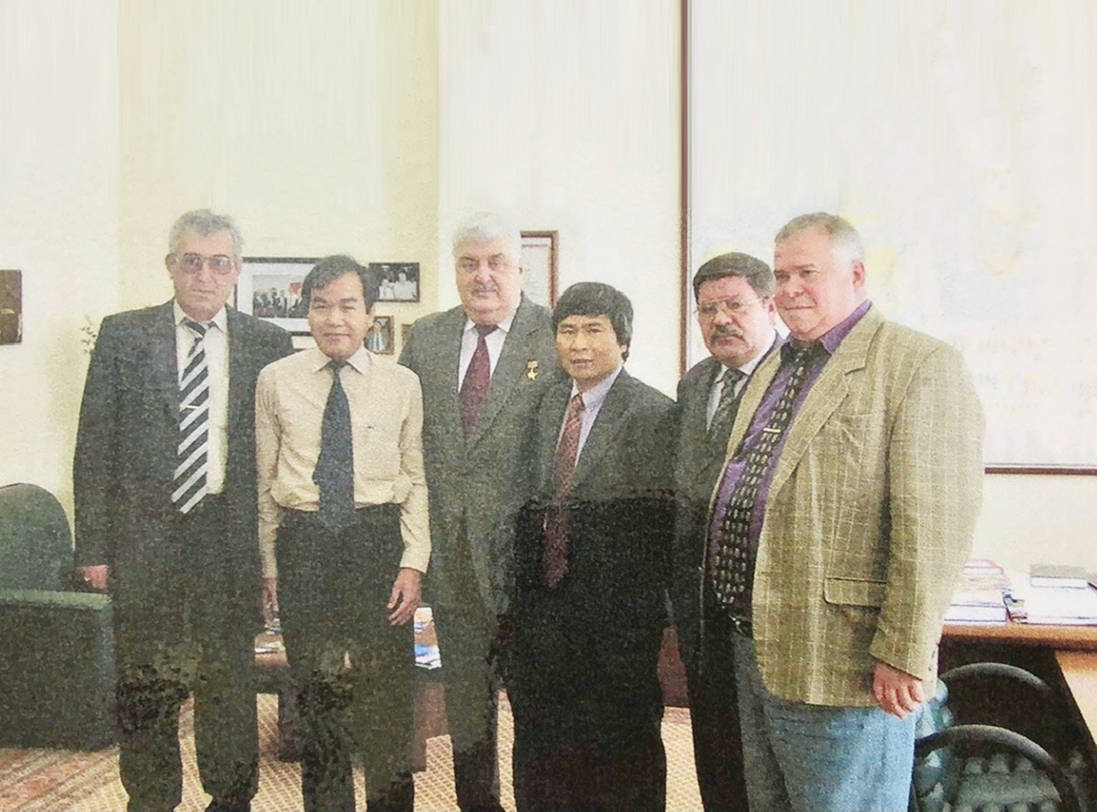 Ông Tofik Mahammadov cùng ông Trương Ngọc Bích và những người bạn Việt Nam chụp năm 2003 tại văn phòng Zarubezneft ở Moscow, đối tác của PETROVIETNAM