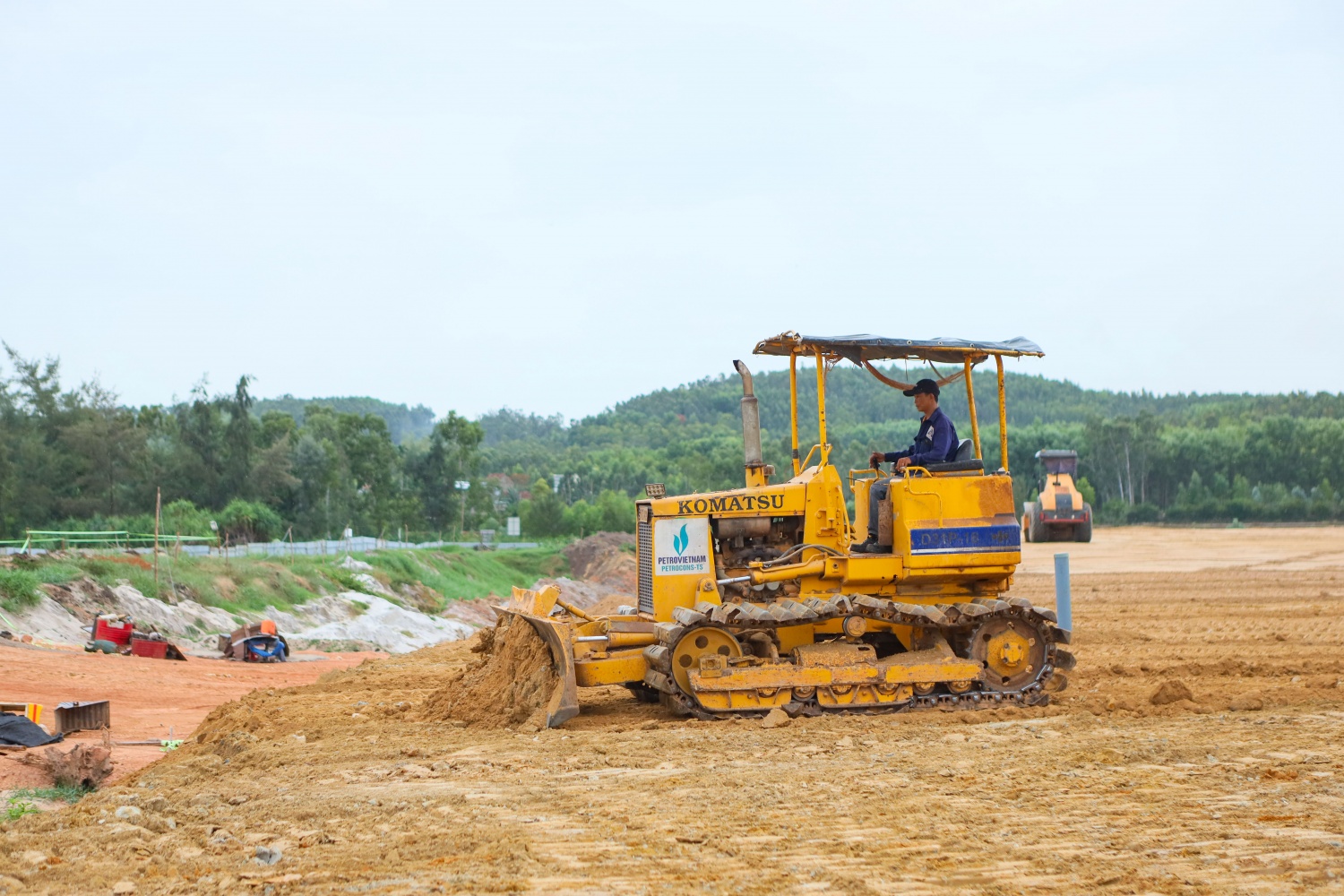 Ông Nguyễn Kiên Trung - Giám sát an toàn của dự án cho biết, an toàn lao động có tính liên tục tuyệt đối và không có sự khác biệt hay ngoại lệ giữa ngày thường và ngày lễ nghỉ. Trong đó, vấn đề bảo đảm an toàn giao thông nội bộ và phương tiện cơ giới là những điểm đặc biệt cần lưu ý. Vào các đợt cao điểm, số lượng phương tiện tham gia hoạt động tại hiện trường rất lớn, có thời điểm lên đến hơn 200 chiếc gồm xe tải vận chuyển, xe lu đầm nén, xe ủi, xe đào và xe bê tông. “Nhờ sự phối hợp chặt chẽ giữa bộ phận an toàn của nhà thầu và tư vấn giám sát, tổ chức họp phổ biến an toàn đầu giờ mỗi ca làm việc, công trường hiện vẫn duy trì kỷ lục tuyệt vời: không để xảy ra bất kỳ tai nạn lao động hay sự cố nghiêm trọng nào