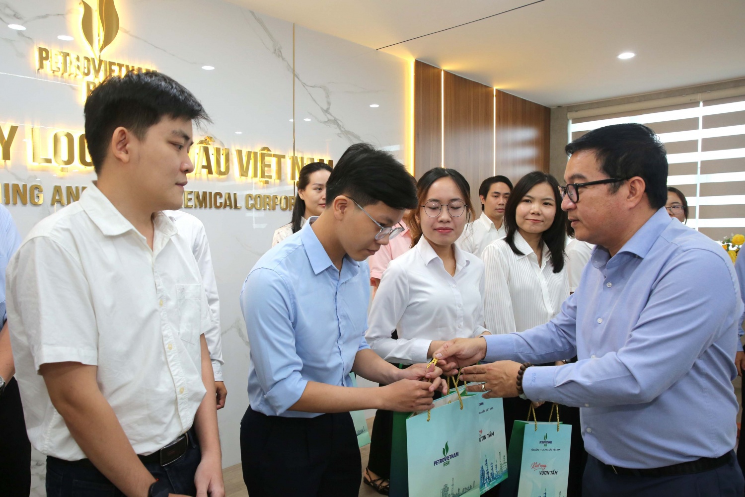 Tổng Giám đốc BSR Nguyễn Việt Thắng thăm hỏi, tặng quà động viên lớp thế hệ “người PETROVIETNAM” vừa được tuyển dụng làm việc tại BSR.