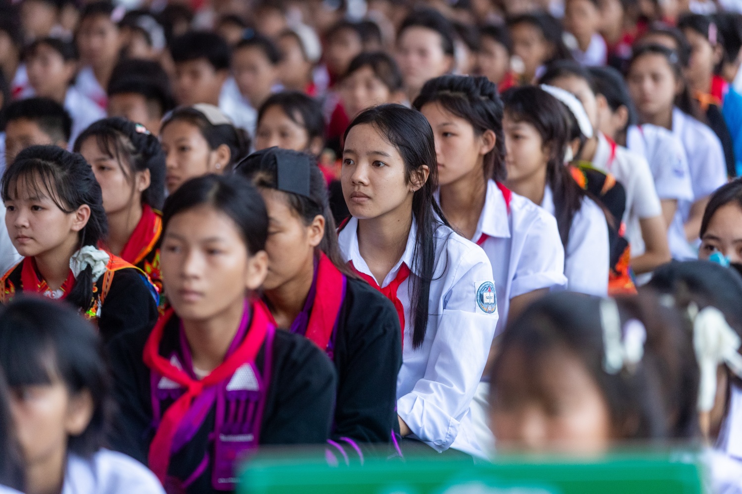 Em Lý Hồng Vân học sinh lớp 9A2 vui vẻ chia sẻ: “Có trường mới, chúng em không còn phải trèo đèo, lội suối để đến lớp nữa
