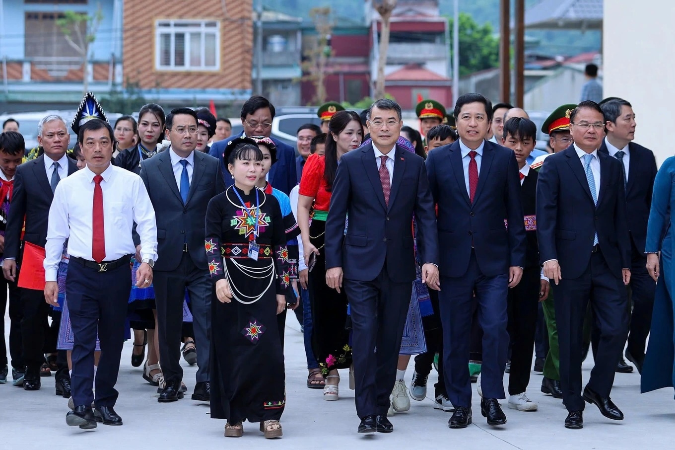 Thủ tướng Lê Minh Hưng dự khai giảng tại điểm cầu chính Trường liên cấp Mường Khương.