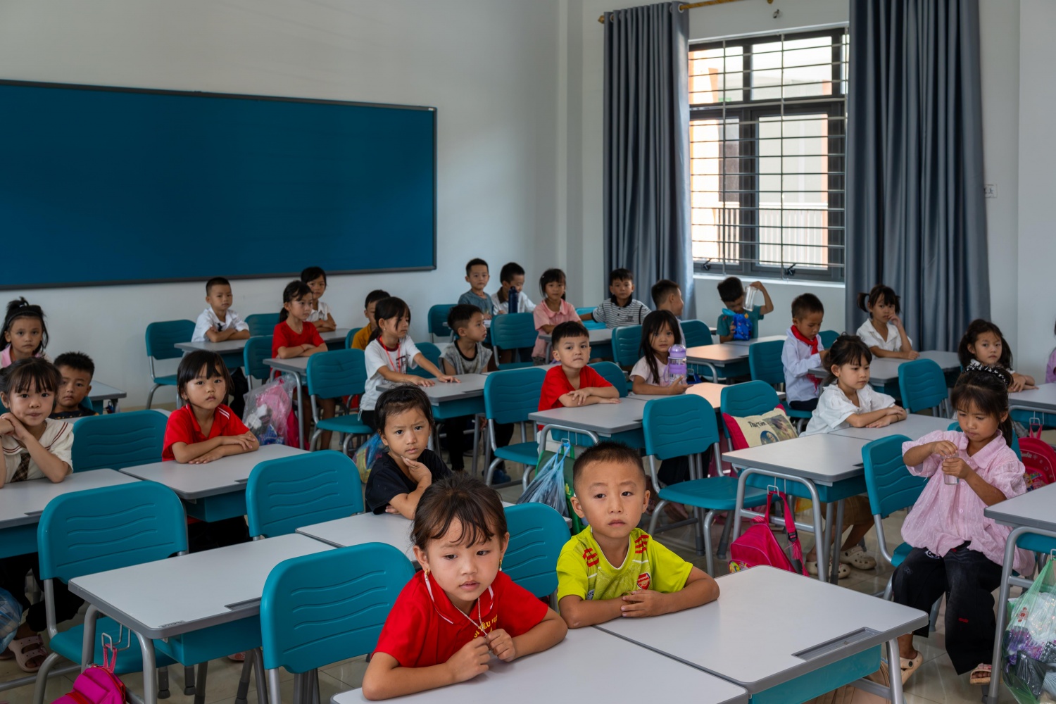 Các em học sinh Trường Phổ thông Nội trú TH & THCS PETROVIETNAM - Phong Thổ háo hức trước lễ khai giảng năm học mới.