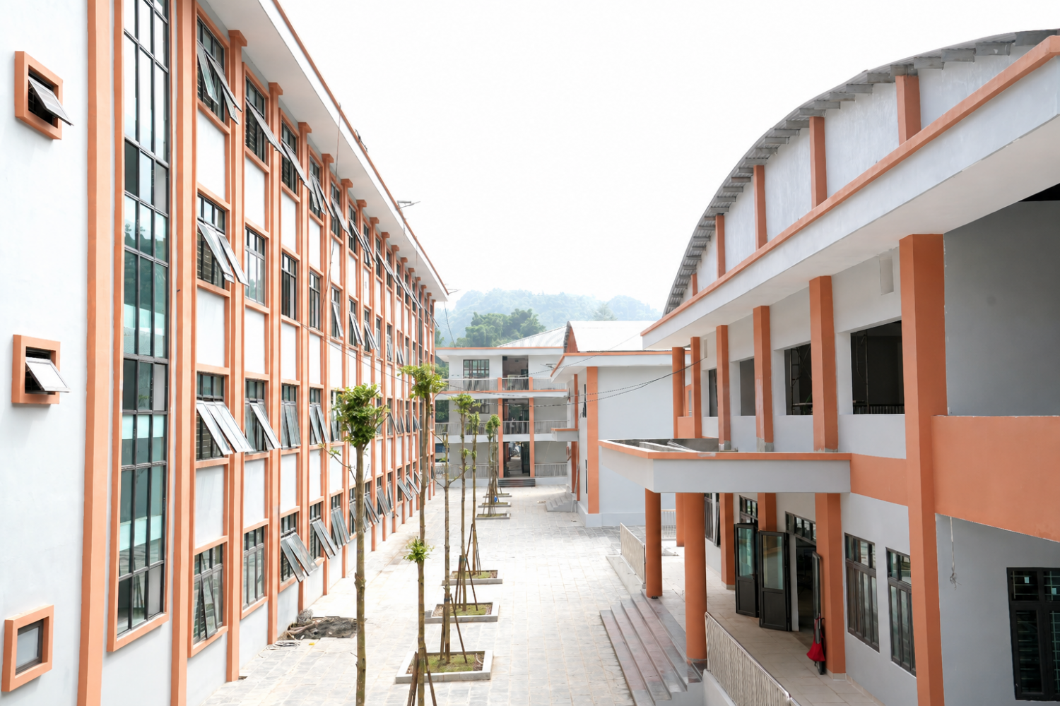 Toàn cảnh ngôi trường về đêm.