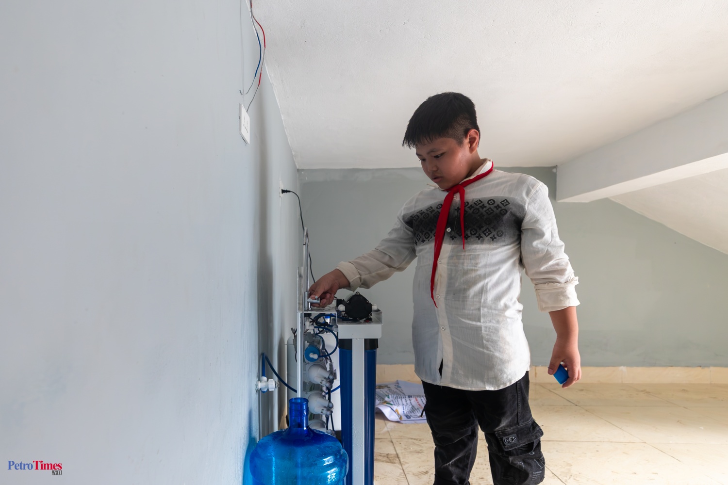 Nước uống được lọc bằng máy lọc hiện đại, đảm bảo độ tinh khiết và chất lượng tốt nhất cho các em học sinh và thầy cô giáo.