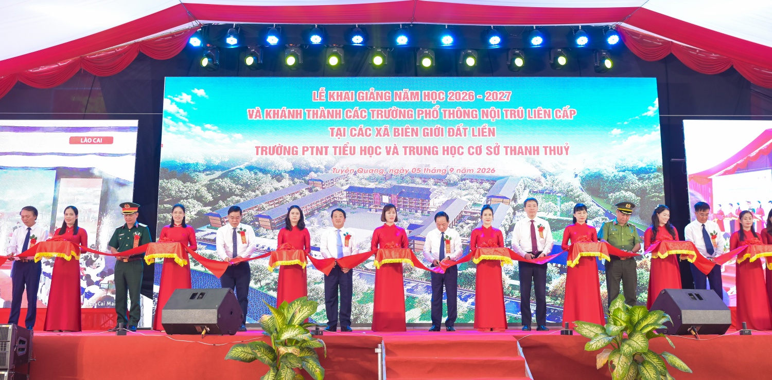 Đồng chí Trịnh Văn Quyết, Ủy viên Bộ Chính trị, Bí thư Trung ương Đảng, Trưởng Ban Tuyên giáo Trung ương cùng các đại biểu cắt băng khánh thành Trường Phổ thông nội trú Tiểu học và THCS Thanh Thủy.