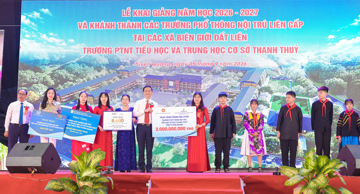 Đồng chí Trần Quang Dũng, Phó Bí thư thường trực Đảng ủy PETROVIETNAM trao tặng phòng thực hành STEM cho trường Phổ thông nội trú Tiểu học và Trung học cơ sở Thanh Thủy (Tuyên Quang) tại lễ khai giảng năm học mới 2026-2027.