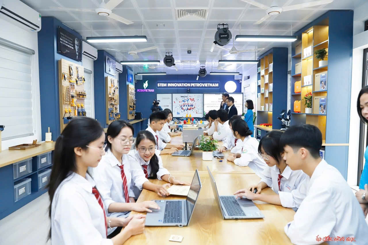 Học sinh trường THPT Nguyễn Huệ (Lào Cai) học tập trong phòng thực hành STEM ngay từ những tiết học đầu tiên của năm học mới.