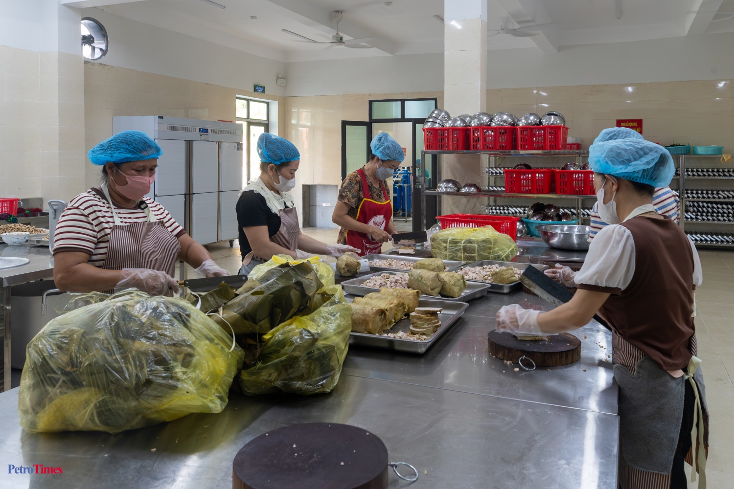 Ngay từ 5 giờ sáng, nhân viên của bếp và các giáo viên có trách nhiệm chuẩn bị đồ ăn sáng để đúng 6 giờ 30 học sinh sẽ xếp hàng vào ăn.