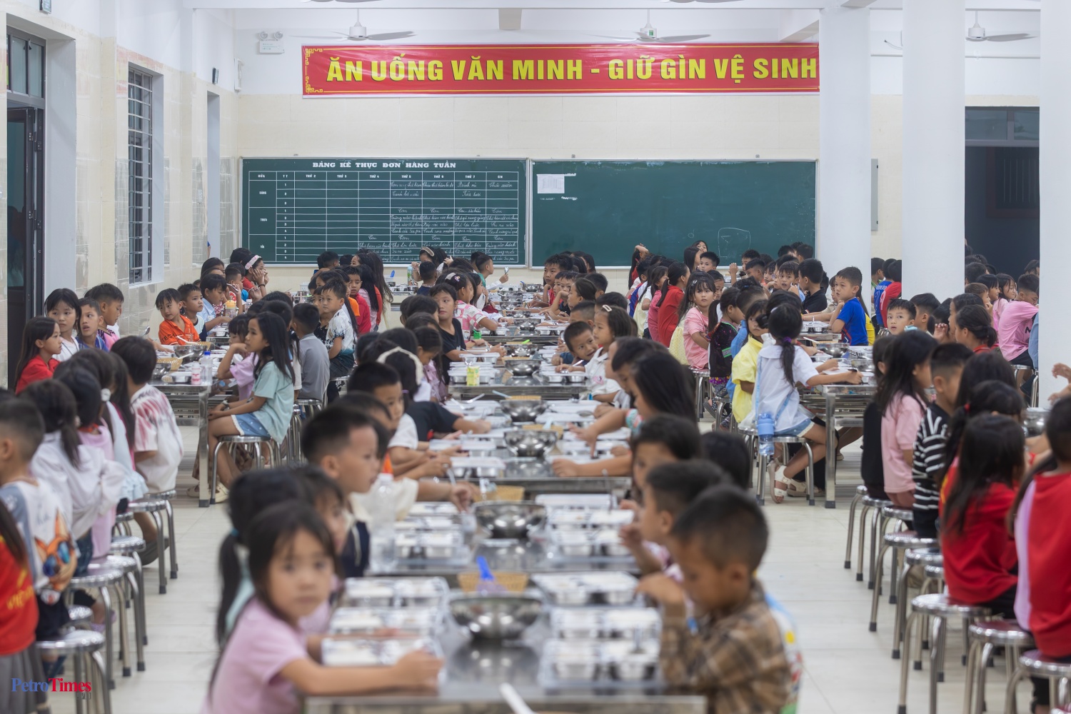 Niềm vui của các thầy cô giáo và nhân viên nhà bếp ở trường là không em nào bỏ lại thức ăn. Khi còn ở nhà, các em thường sẽ có đồ ăn vặt nên việc bỏ cơm thường xảy ra. Tuy nhiên ở trường, do không có đồ ăn vặt và việc học tập cũng thường xuyên hơn nên đến bữa ăn các em sẽ rất đói và không bỏ dở suất ăn của mình.