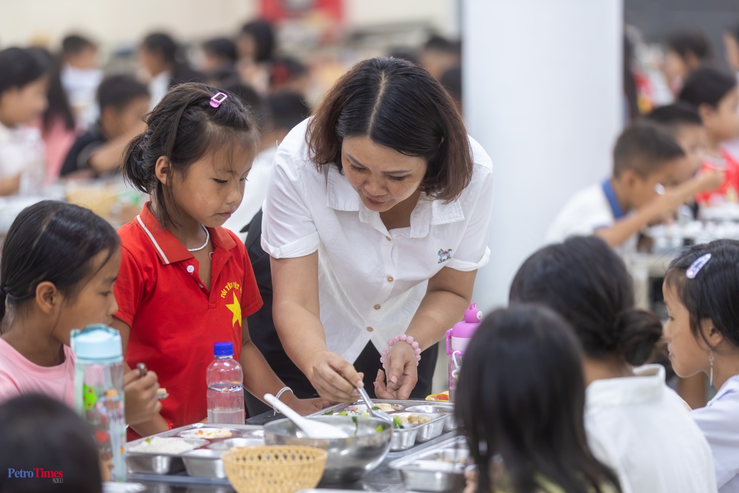Cô Trang Thu Hường, Phó Hiệu trưởng nhà trường được phân công phụ trách bếp ăn cũng thường xuyên có mặt để kiểm tra, động viên các em học sinh còn nhỏ.