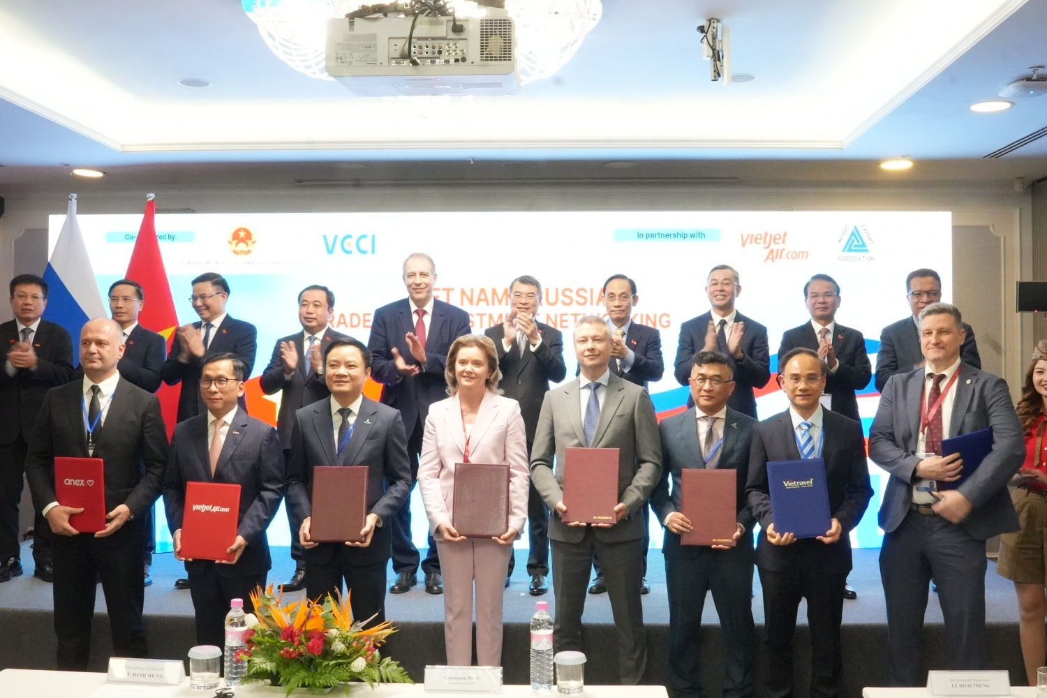 Thủ tướng Lê Minh Hưng chứng kiến trao thoả thuận hợp tác, biên bản ghi nhớ giữa các doanh nghiệp Việt Nam và Liên bang Nga.