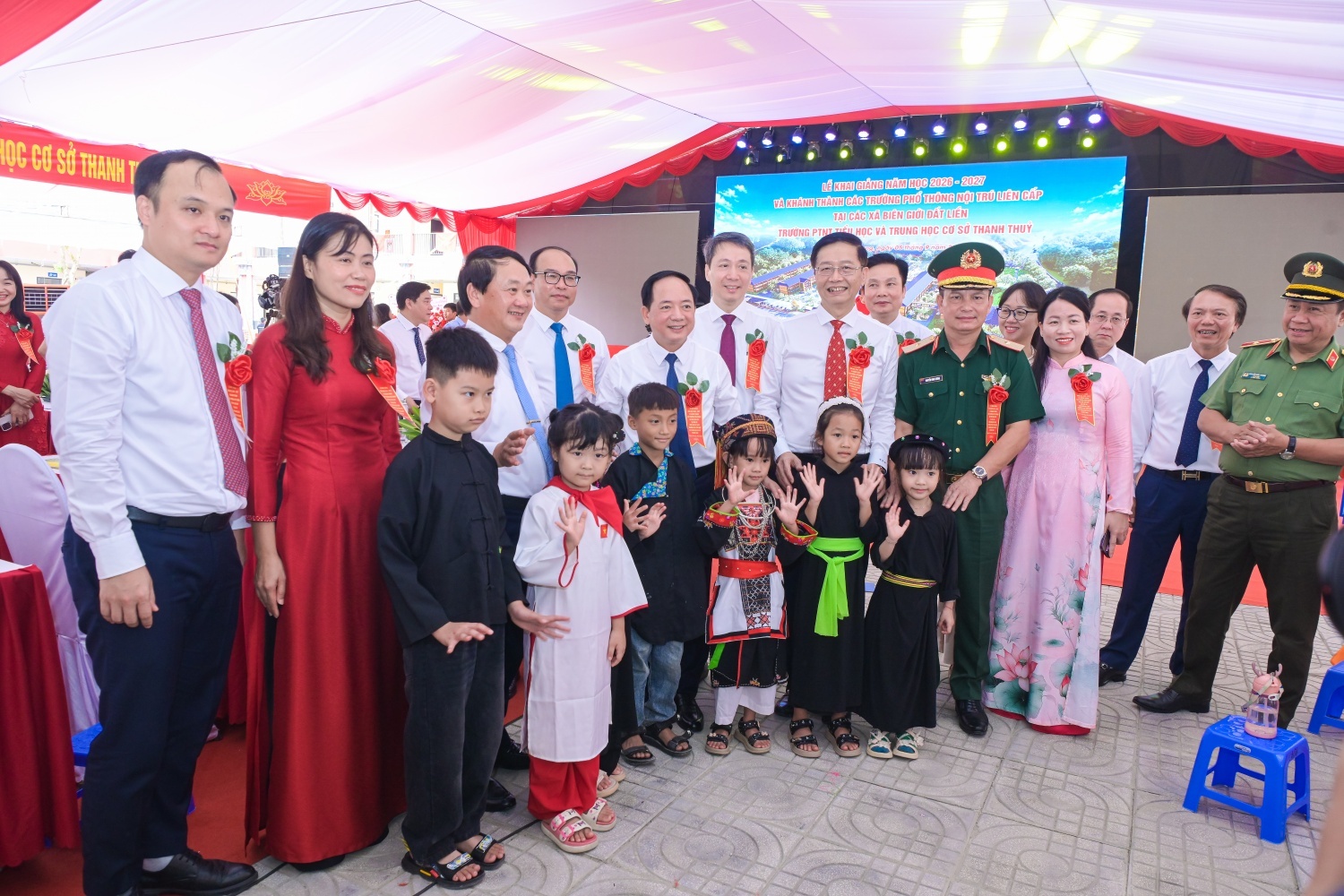 Các đại biểu dự lễ khai giảng năm học mới tại Trường Phổ thông nội trú TH&THCS Thanh Thủy (tỉnh Tuyên Quang).