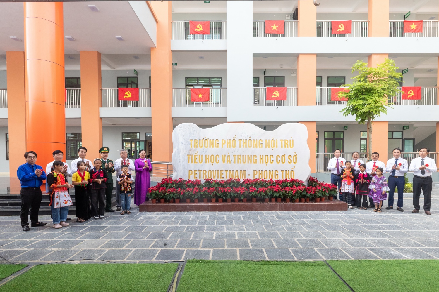 Các đại biểu và các em học sinh trong niềm vui khánh thành ngôi trường mới
