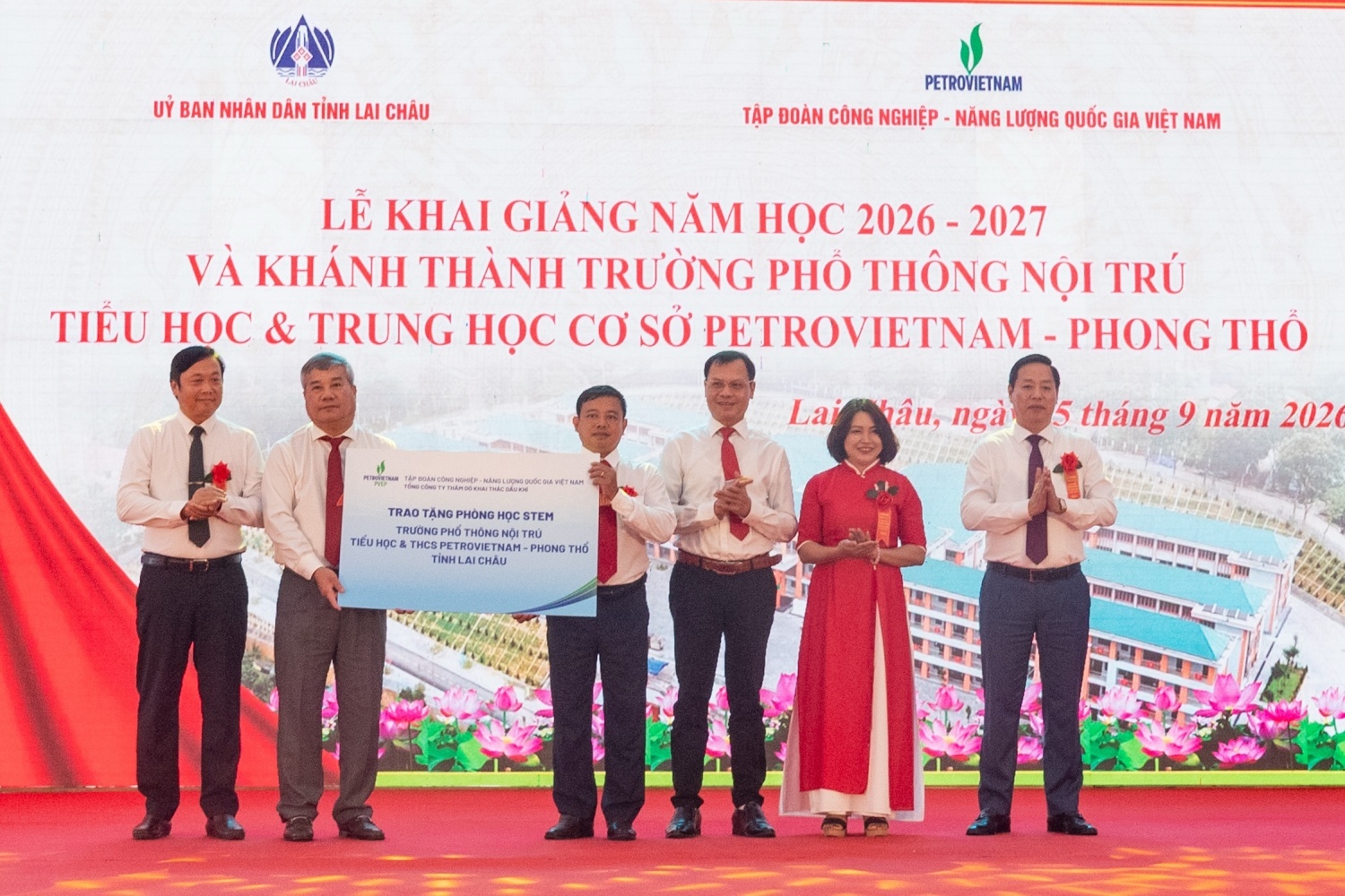 Phó Tổng Giám đốc PETROVIETNAM Đỗ Chí Thanh đại diện Tập đoàn trao tặng phòng STEM cho Trường Phổ thông nội trú TH&THCS PETROVIETNAM - Phong Thổ.