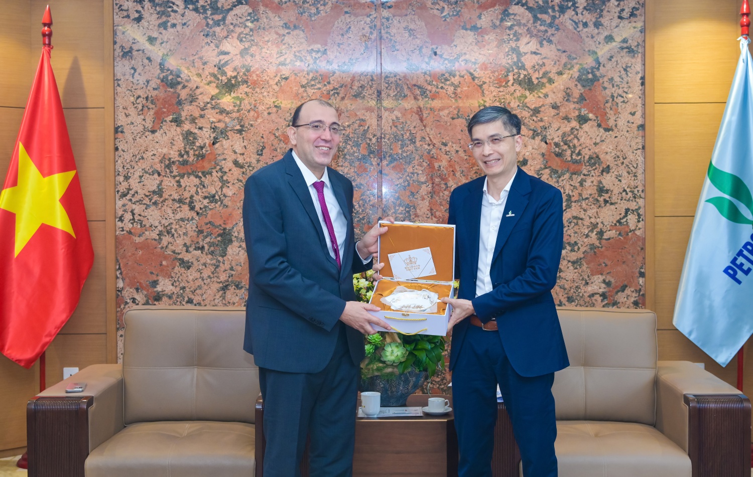 Phó Tổng Giám đốc PETROVIETNAM Vũ Đào Minh tặng quà lưu niệm cho Ngài Alsudik S S Ali.
