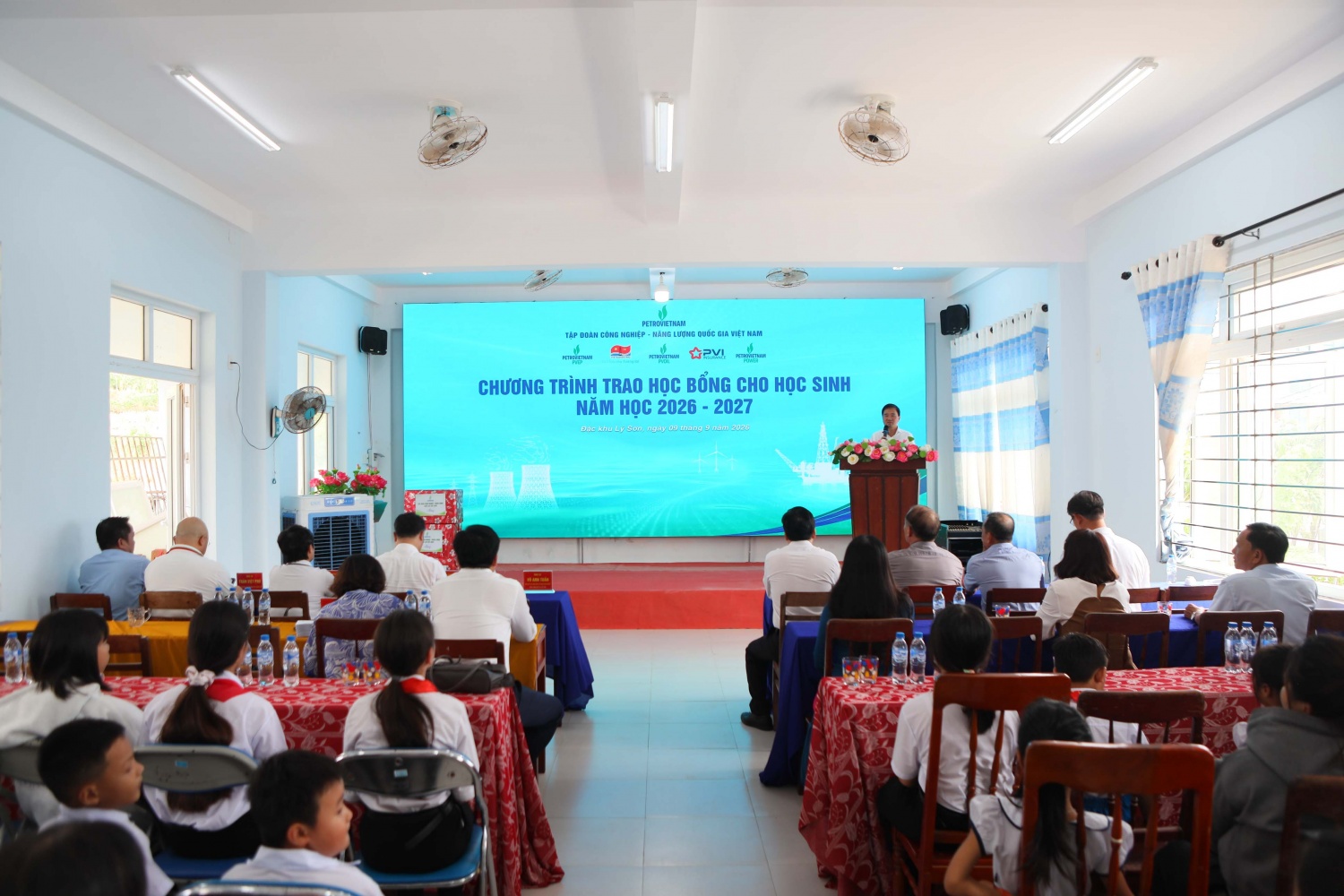 Toàn cảnh chương trình trao học bổng cho học sinh tại đặc khu Lý Sơn.