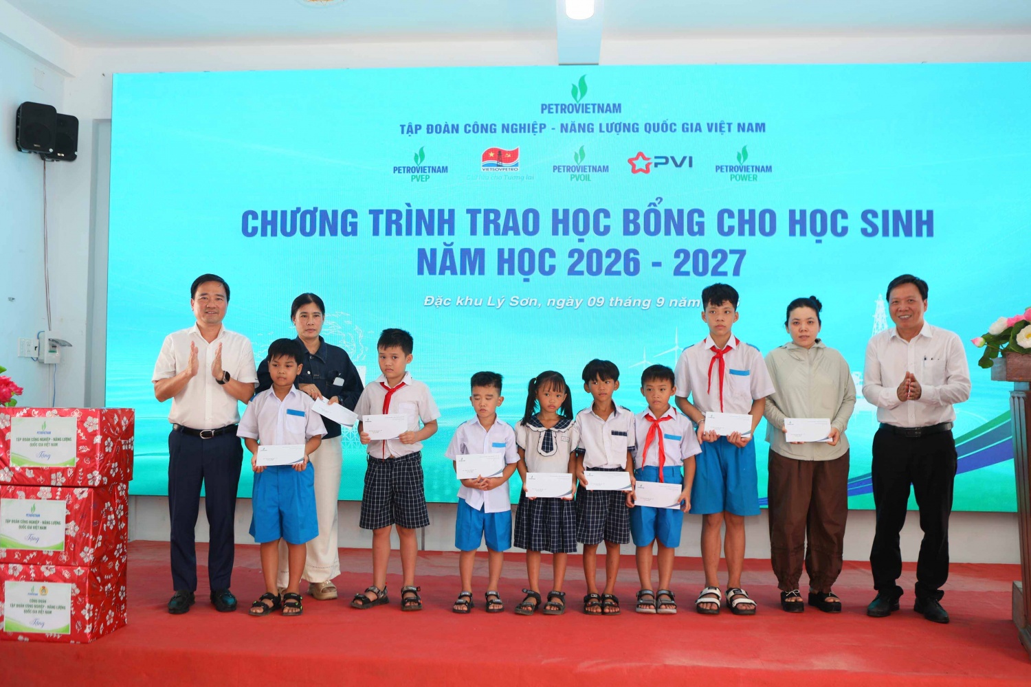 60 phần học bổng, tổng giá trị 180 triệu đồng, đã được trao tận tay các học sinh tại đặc khu Lý Sơn dịp đầu năm học mới.