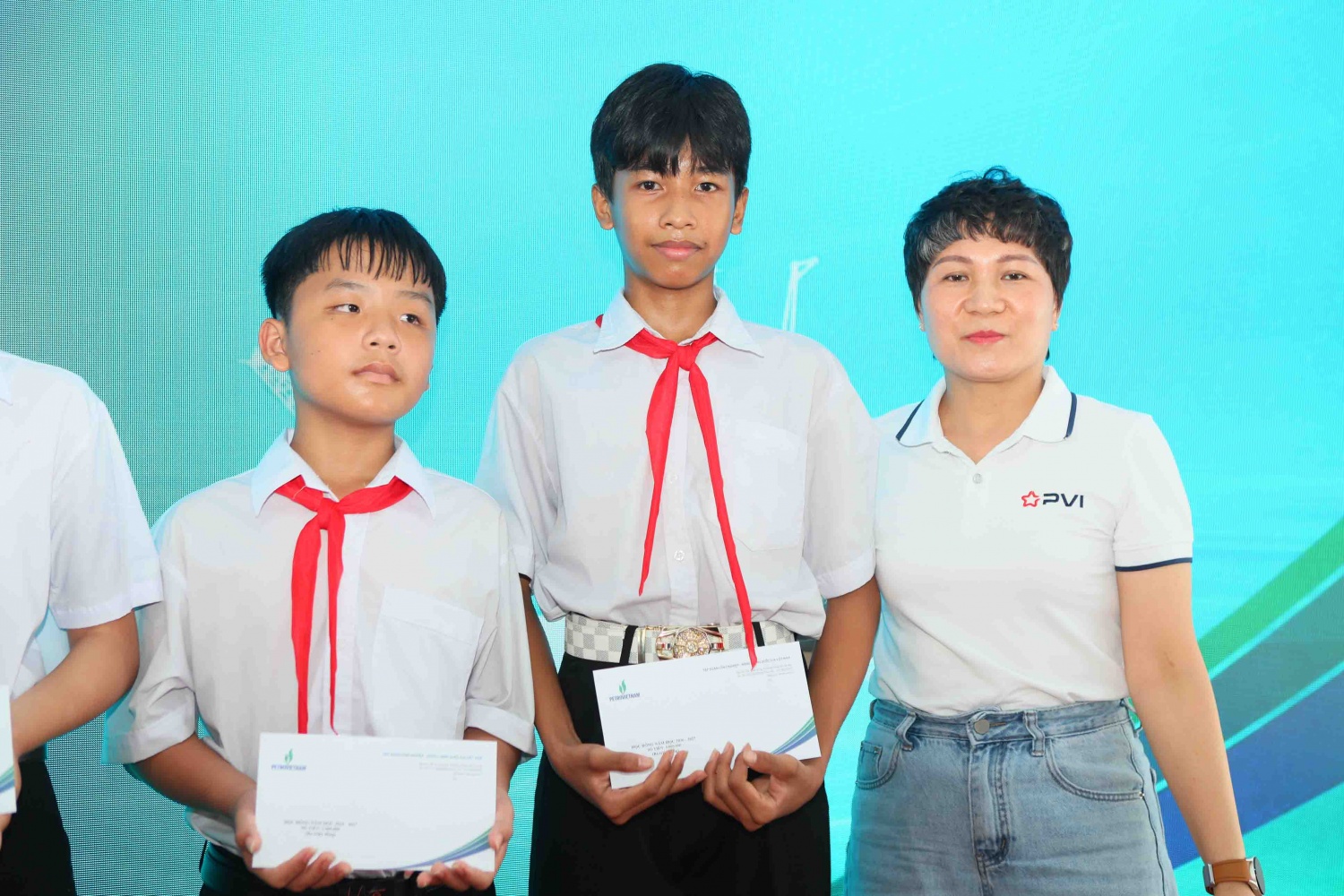 Em Danh Sơn Tính (giữa), học sinh lớp 8B5, Trường THCS Lý Sơn, nhận học bổng tại chương trình.