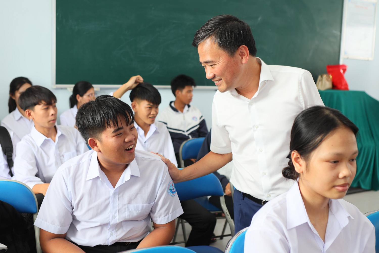 Lãnh đạo Công đoàn PETROVIETNAM thăm hỏi việc học tập của học sinh.