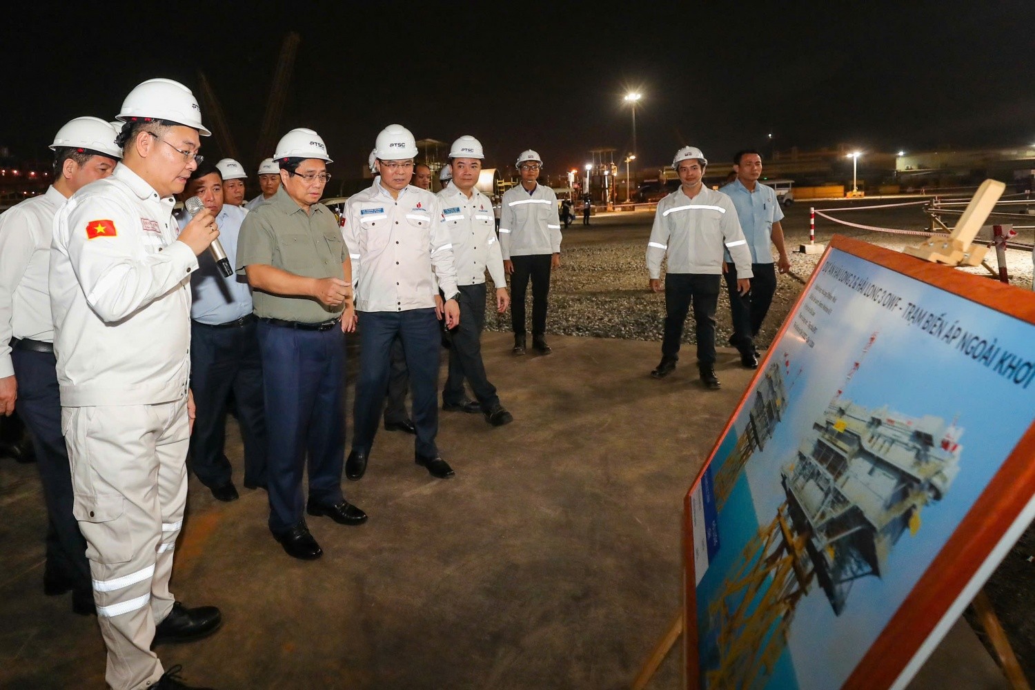 Thủ tướng Phạm Minh Chính chỉ đạo PETROVIETNAM và PTSC phải “làm bằng được, càng sớm càng tốt, việc chuyển giao, làm chủ toàn bộ công nghệ điện gió ngoài khơi”, trong chuyến thăm Trung tâm Công nghiệp Năng lượng và Hậu cần Kỹ thuật PTSC vào tháng 12/2024.