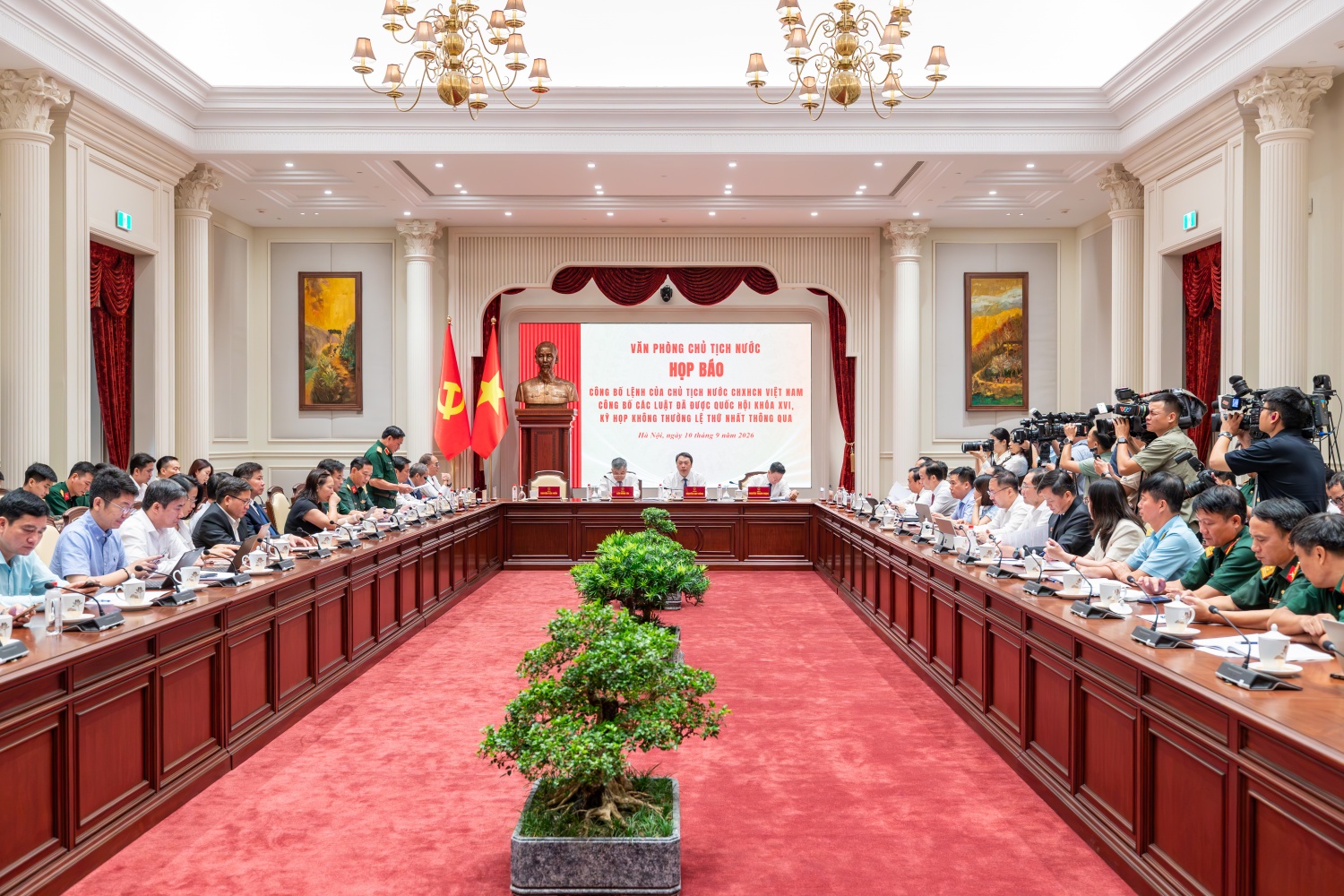 Toàn cảnh buổi họp báo.