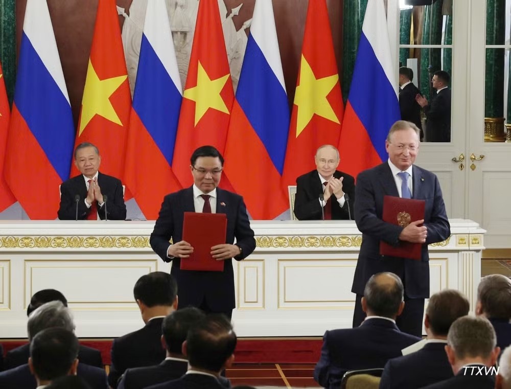 Handover ceremony of the Investment Registration Certificate between PETROVIETNAM and the Contractor Consortium comprising Zarubezhneft Asia, Vietsovpetro, and PVEP – Photo: VNA