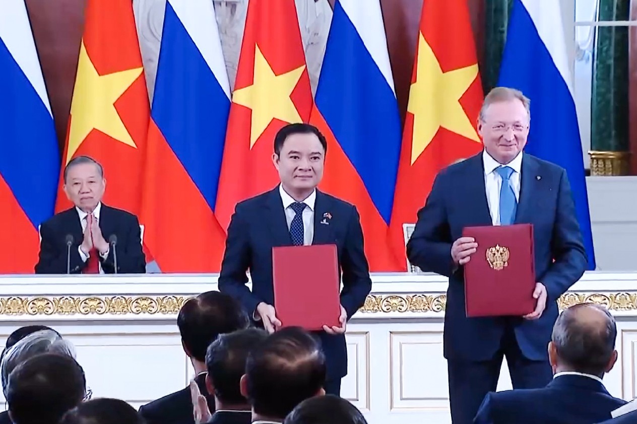 PETROVIETNAM Chairman of the Board of Directors Le Ngoc Son and leaders of Zarubezhneft exchange the Framework Agreement between PETROVIETNAM and Zarubezhneft