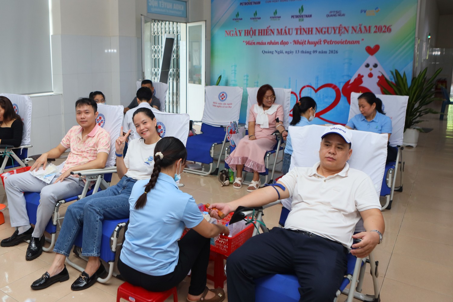 Người lao động hào hứng tham gia hoạt động ý nghĩa do Đoàn Thanh niên BSR phối hợp với Cụm hoạt động Dầu khí miền Trung và các đơn vị liên quan tổ chức.
