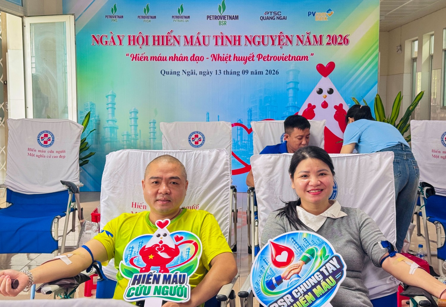 Vợ chồng anh Vũ Ngọc Biên và chị Trần Thị Hồng cùng nhau lỏa “Nghĩa tình”, sẻ chia những giọt máu đào với các bệnh nhân.